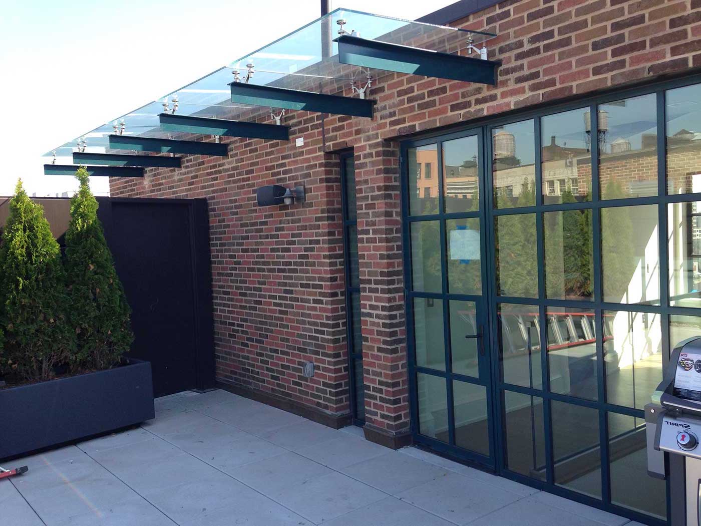 UMBRELE ȘI COPERTINE DIN STICLĂ