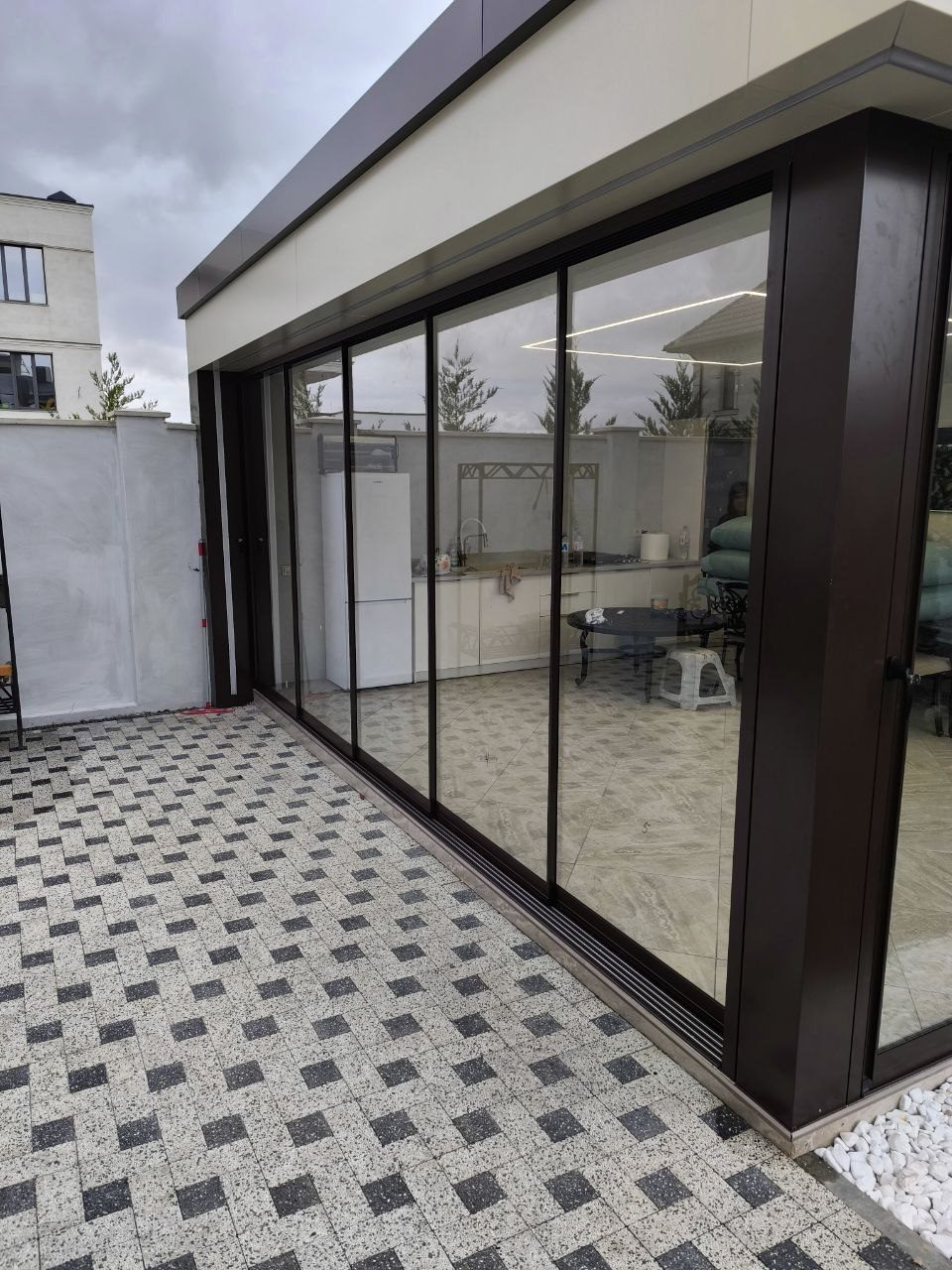 SISTEME GLISANTE DIN STICLĂ PENTRU BALCOANE ȘI TERASE