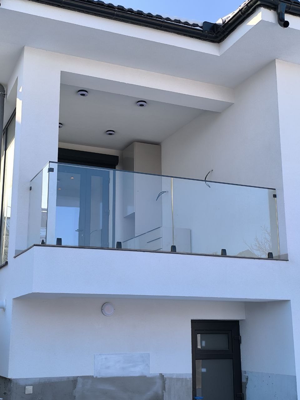 Balustradă de logie din sticlă transparentă