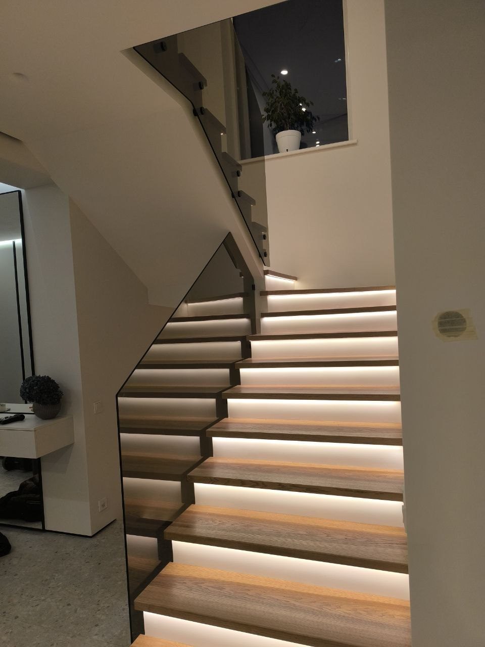 Balustradă frameless din sticlă bronz pentru scară