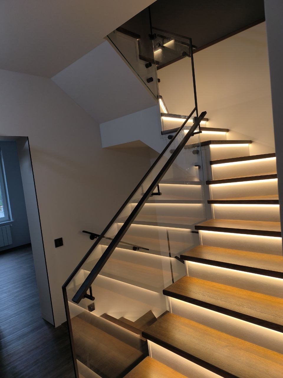 Balustradă din sticlă pentru scară cu LED