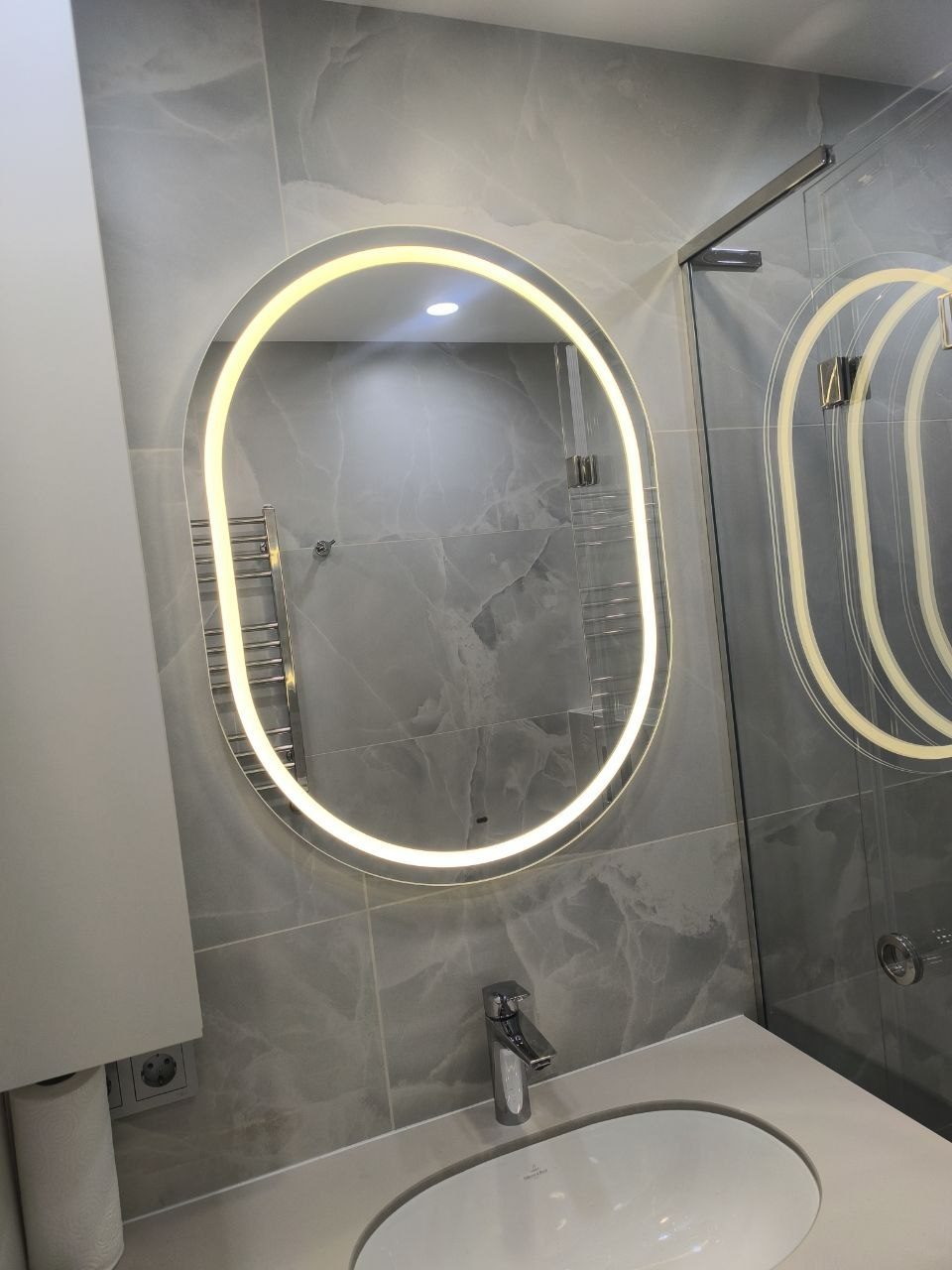 Oglindă ovală cu inel de lumină LED