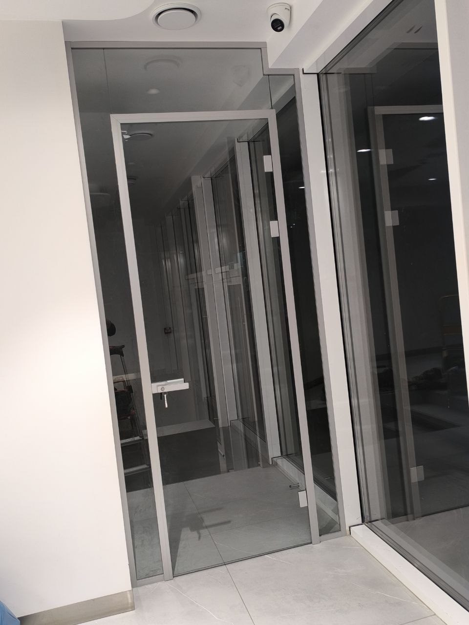 Compartimentări din sticlă cu uși de aluminiu